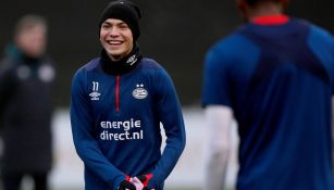 Lozano disfruta de una sesión con el PSV en Holanda 