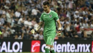 Raúl Gudiño celebra gol de Chivas 