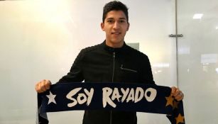 Zaldivar posando con la bufanda de Monterrey 