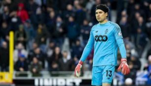 Ochoa defiende la portería del Standard