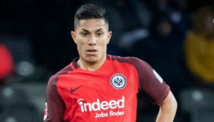 Carlos Salcedo en un partido del Eintracht