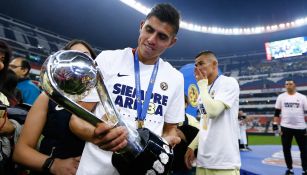 Joe Benny Corona, con el trofeo de la Liga MX