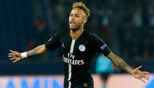 Neymar celebra una anotación con el PSG