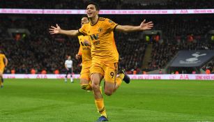 Raúl Jimenez celebra su anotación ante el Tottenham en Wembley