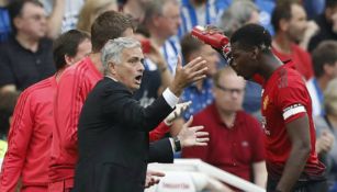 Mourinho da instrucciones a Paul Pogba en su estancia en el Manchester United 