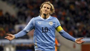 Diego Forlán se lamenta durante partido