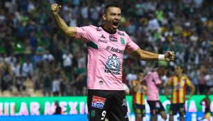 Walter González reclama una falta en un duelo con León