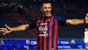 Diego Churín festeja un gol con el Cerro Porteño