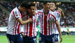 Jugadores de Chivas festejan gol