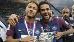 Neymar y Dani Alves levantando un trofeo con el PSG 