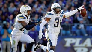 Jugadores de los Chargers celebran una anotación