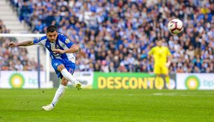 Jesús Corona da un pase en un juego con el Porto