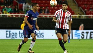 José Madueña y Alan Pulido pelean el esférico en el Estadio Akron 