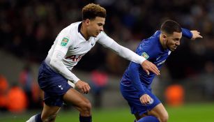 Dele Alli intenta quitarle el balón a Hazard