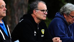 Marcelo Bielsa observa el entrenamiento del Leeds United