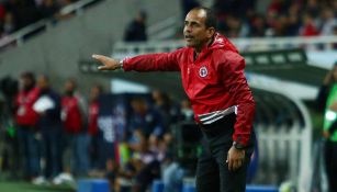 Óscar Pareja en un partido de Xolos