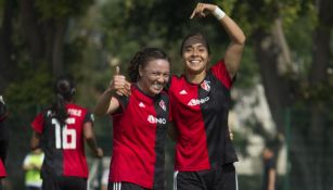 Jugadoras de Atlas Femenil festejan un gol contra Chivas en el C2019