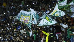 Afición de León apoya a su equipo en partido de Copa MX