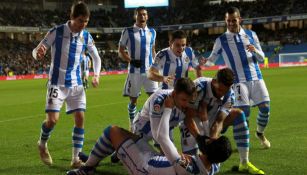 Jugadores de la Real festejan el primer gol frente al Espanyol