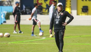 Miguel Herrera dirige un entrenamiento en Coapa