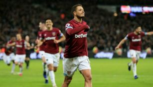 Chicharito festeja gol con los Hammers