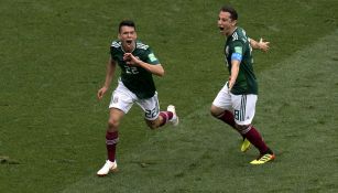 Hirving Lozano y Andrés Guardado celebran un gol ante Alemania