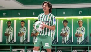 Lainez, en el vestidor del Betis