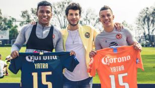 Jugadores del América posan junto a Sebastián Yatra