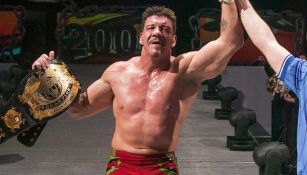 Eddie Guerrero después del ganar el campeonato de la WWE