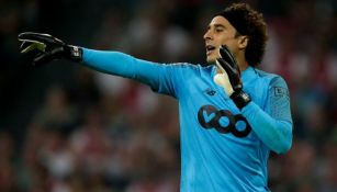 Ochoa durante el partido del Standard