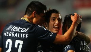 Jugadores de Pumas celebran anotación contra Necaxa