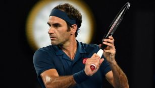 Federer con su raqueta en el juego frente a Stefanos Tsitsipas