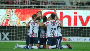 Jugadores de Chivas festejan el gol de Pulido