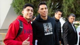 Salcedo posa con un fan tras presentar exámenes médico con Tigres