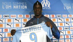 Balotelli muestra la playera del Olympique de Marsella con su número 