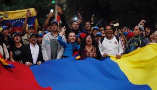 Venezolanos se reúnen frente a la Embajada su país en la CDMX