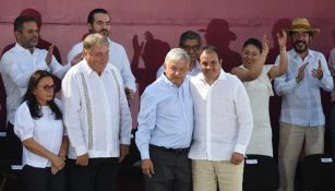 Blanco se toma foto con Andrés Manuel López Obrador