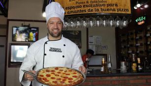 Vicente Matías Vuoso posa con una pizza