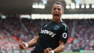 Chicharito celebra gol con el West Ham 