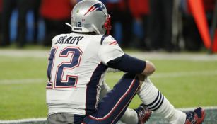 Tom Brady en el suelo durante el Super Bowl LII