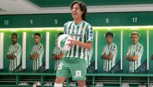 Lainez durante su presentación con el Betis 