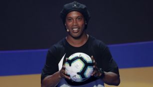 Ronaldinho durante la presentación del balón de la Copa América 2019