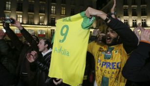 Un aficionado del Nantes con la playera de Emiliano Sala