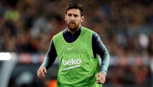 Messi realiza ejercicios de calentamiento en un juego del Barça