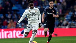 Vinicius conduce el balón en el Real Madrid vs Sevilla