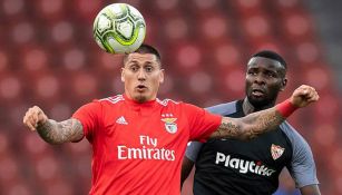 Nicolás Castillo en un partido con el Benfica