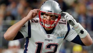 Brady da indicaciones durante el Super Bowl LII