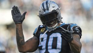 Julius Peppers durante un juego con las Panteras de Carolina