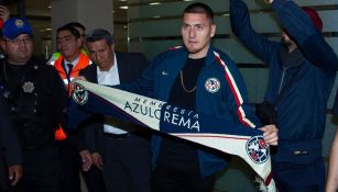 Nico Castillo a su llegada al aeropuerto