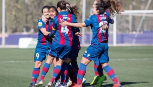 Charlyn Corral festejando su gol con sus compañeras 